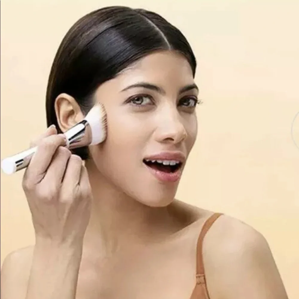 IT COSMETICS Heavenly Skin Skin-Hugging Foundation Brush #707 NIP $42 NIP